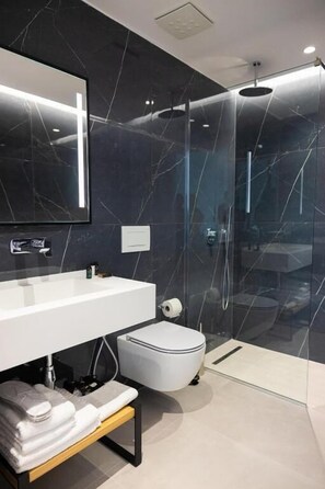 Minibar, in-room safe, desk, blackout curtains - Lans Hotel (Ksamil)