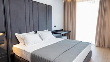 Minibar, caja de seguridad en la habitación y escritorio