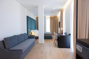 Chambre, balcon, vue sur la mer (Deluxe Family) | Minibar, coffre-fort, bureau, rideaux d’obscurcissement