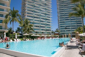 Apartment | Pool | 2 outdoor pools