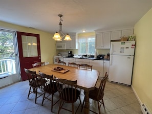 Fridge, microwave, oven, stovetop - Bayside 2/10Mi to Skaket Beach (Orleans)