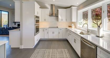 LaFollette Home: Community Pool & Mountain Views!