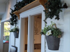 Exterior detail - Muskoka Private & Peaceful Waterfront Cottage. Lake-View Panoramic Sauna (Bracebridge)