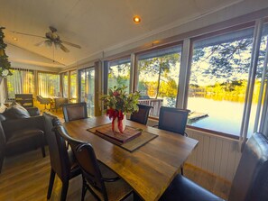 Dining - Muskoka Private & Peaceful Waterfront Cottage. Lake-View Panoramic Sauna (Bracebridge)