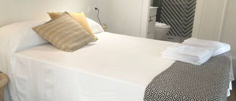 1 slaapkamer, een strijkplank/strijkijzer, wifi, beddengoed