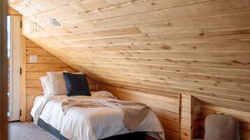 2 bedrooms, desk, travel crib, free WiFi