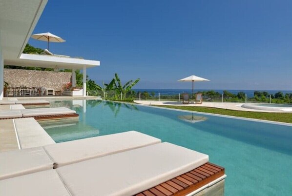 Outdoor pool - Ocean view Boho-Chic villa with large pool and jacuzzi in North Bali (Kecematan Seririt)