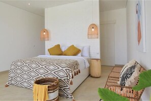 3 bedrooms, in-room safe, iron/ironing board, travel cot