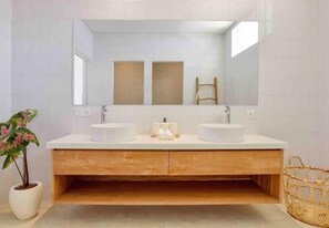 Shower, hair dryer, bidet, towels - Ocean view Boho-Chic villa with large pool and jacuzzi in North Bali (Kecematan Seririt)