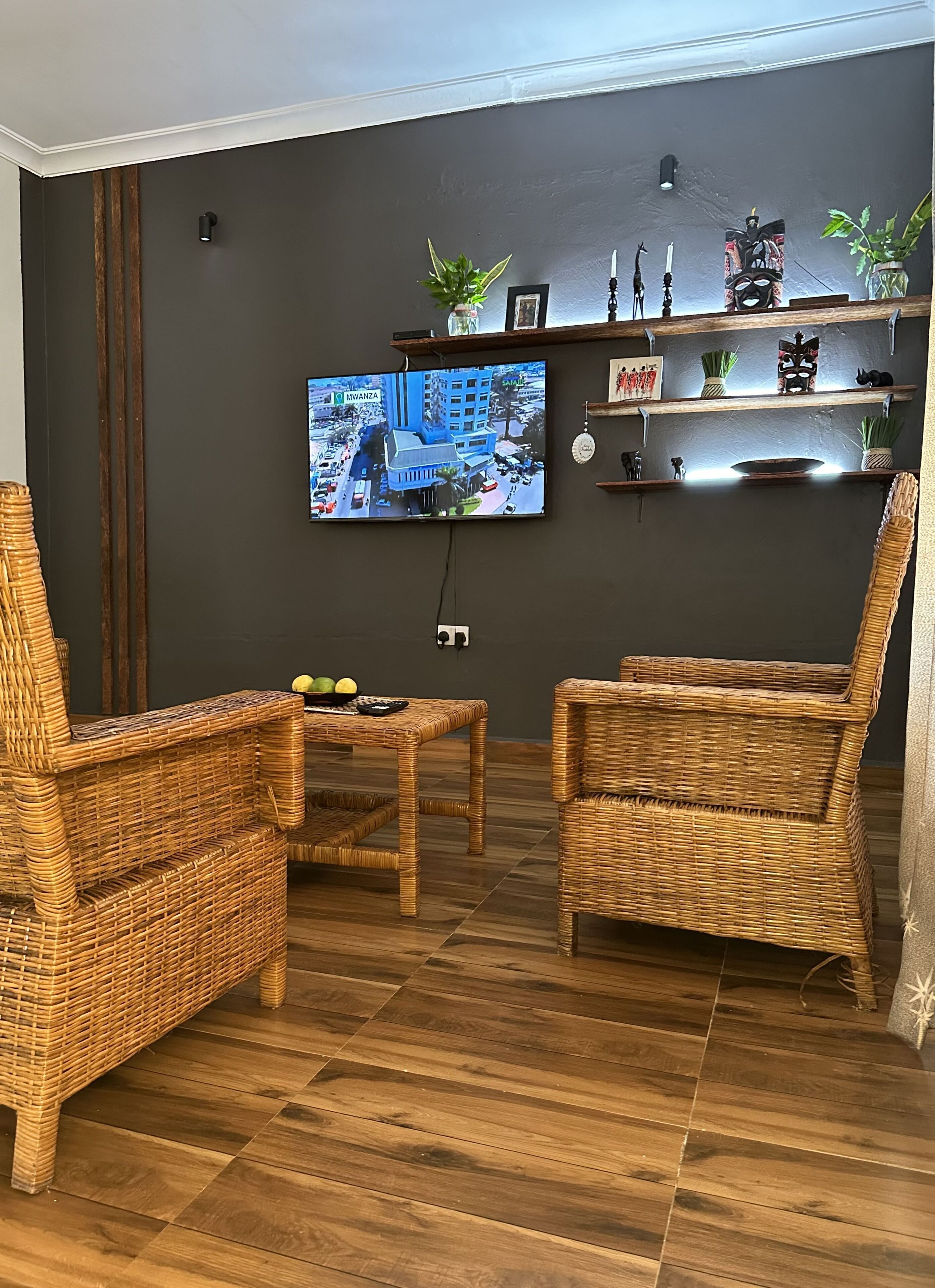 Familie villa | Woonruimte | Een 50-inch smart-tv met satellietzenders en een printer