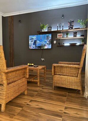 Villa familiar | Área de sala de estar | Smart TV de 50 pulgadas con canales vía satélite y impresora