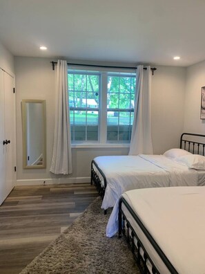 1 bedroom, desk, iron/ironing board, WiFi