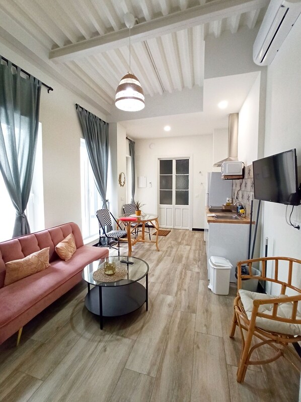 TV - AT - La Higuera, Superior with Balcony by VGH (Jerez de la Frontera)