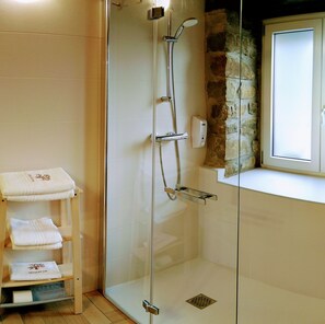 Camera Superior, 1 letto king | Bagno | Asciugacapelli, asciugamani, sapone, carta igienica