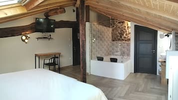 1 habitación, decoración personalizada, muebles diferentes y escritorio