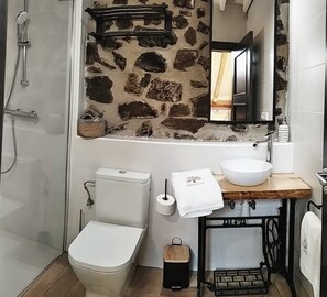 Chambre Exclusive, 1 très grand lit | Salle de bain