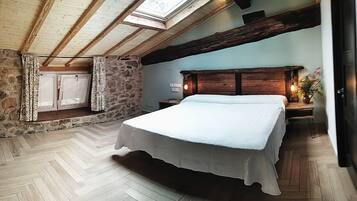 Habitación exclusiva, 1 cama de matrimonio grande | 1 dormitorio, decoración individual, mobiliario individual y escritorio