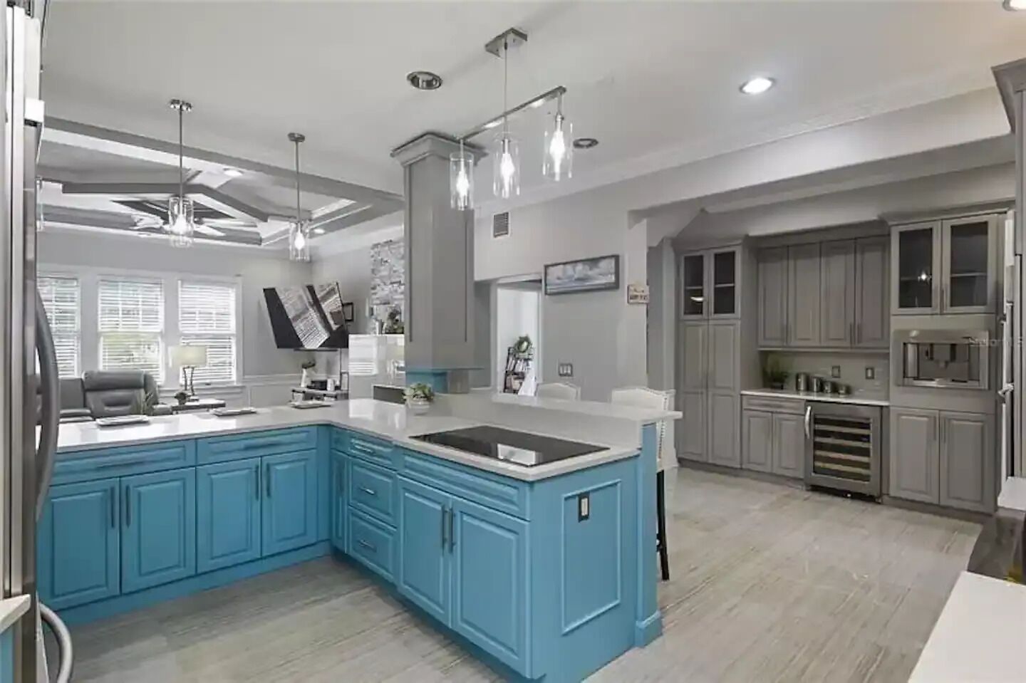 Geladeira, micro-ondas, fogão, cooktop