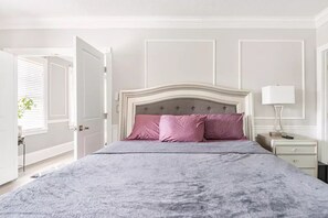 A neatly arranged bedroom with a bed, a nightstand, and a lamp. - LUXURY 6000 sqft Mansion Downtown Orlando 6BR/5BA SLEEPS 14  Arcade Rooftop Deck (Orlando)