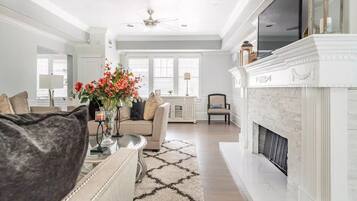 Smart-tv, een open haard, videospelletjes en een dvd-speler