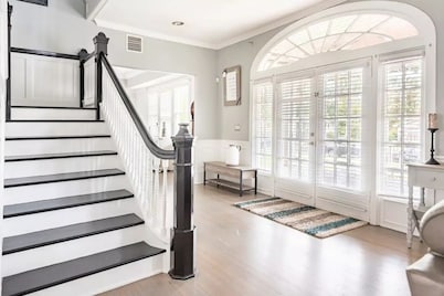 RENOVATED LUXURY 6000 sqft Mansion in Downtown Orlando SLEEP 14 NEAR Theme Parks