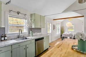 Fridge, microwave, oven, stovetop - Vintage Country Home with Games, Fireplace & 20 Min to Hudson (Ancram)