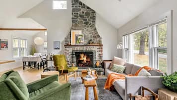 Smart-TV, peis og bøker