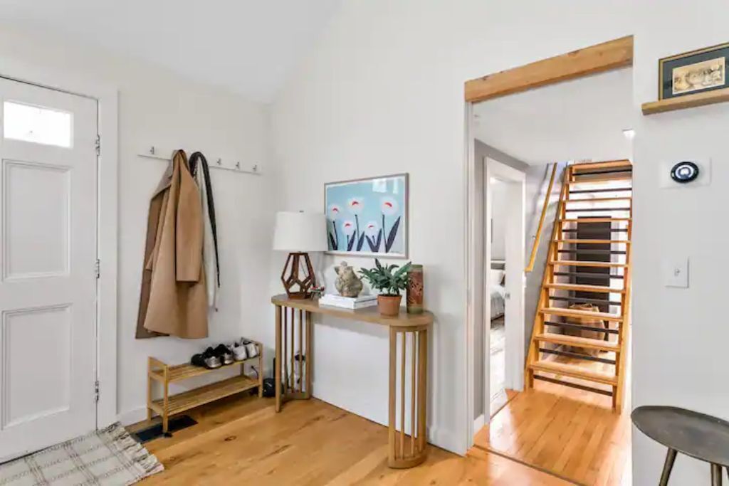 2 quartos, escrivaninha, ferros/tábuas de passar roupa