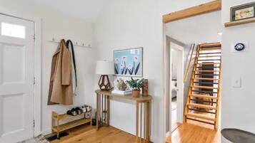 2 quartos, escrivaninha, ferros/tábuas de passar roupa