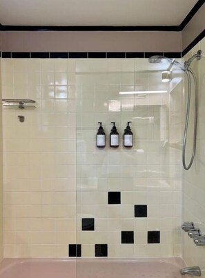 Hair dryer, towels, soap, shampoo - Vintage Country Home with Games, Fireplace & 20 Min to Hudson (Ancram)