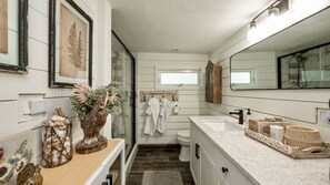 Ducha, secador de pelo, bidet, toallas