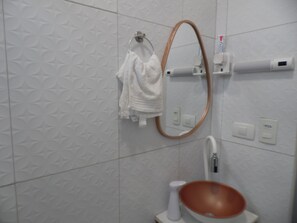 Bruser, hårtørrer, håndklæder, Toiletpapir