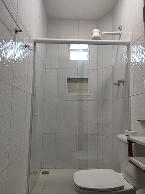 Suihku, hiustenkuivaaja, pyyhkeet, vessapaperi