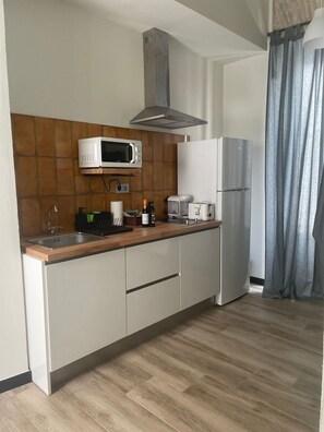 ثلاجة، ميكروويف، موقد طهي مسطح، ماكينة لصنع القهوة/الشاي