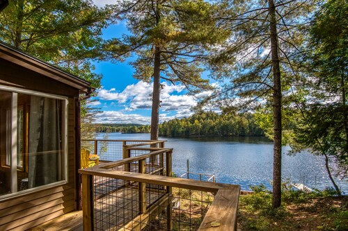 Lakefront Cottage with Private Dock  and Kayaks. Dog-Friendly