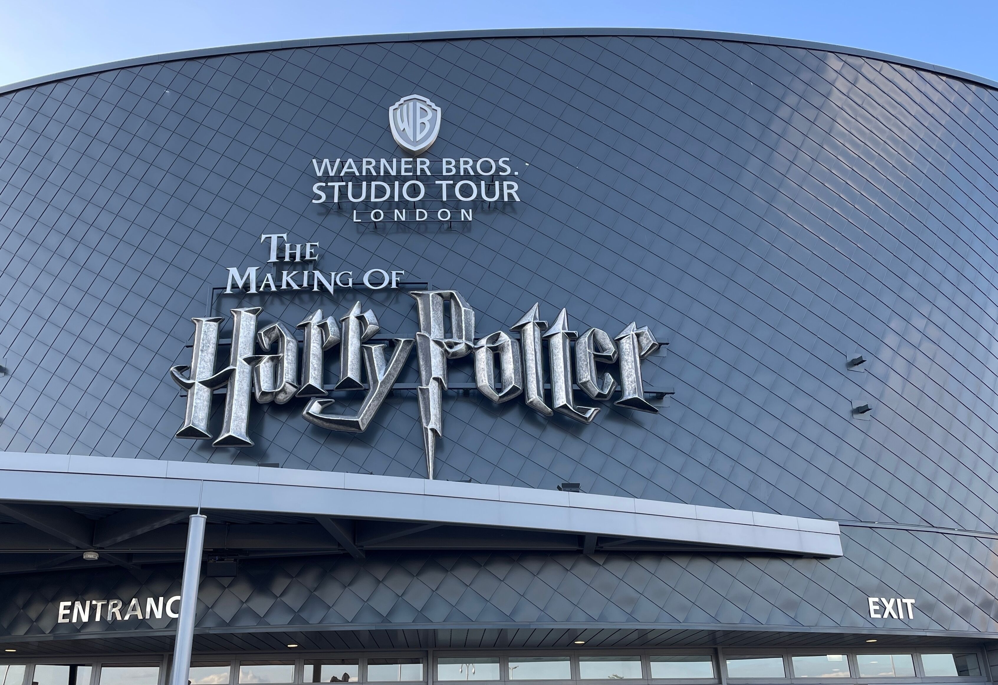 Entree van Warner Bros. Studio Tour Londen met bordje 'The Making of Harry Potter'.