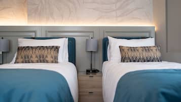 Deluxe driepersoonskamer, niet-roken, en-suite badkamer | Luxe beddengoed, bedden met traagschuimmatras, een kluis op de kamer