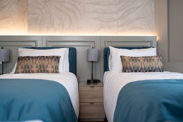 Habitación triple Deluxe, para no fumadores, baño en la habitación | Ropa de cama de alta calidad y camas con efecto memoria 