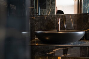 Dusj, designertoalettartikler, hårføner og håndklær