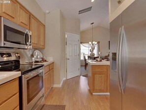 Private kitchen - Beautiful Home In The City #1 (Gresham)