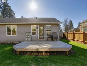 Outdoor dining - Beautiful Home In The City #1 (Gresham)