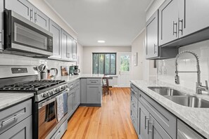 冷蔵庫、電子レンジ、オーブン、コンロ