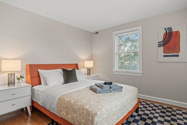 4 chambres, fer et planche à repasser, lit de bébé portatif, Wi-Fi