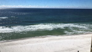 Une plage offrant une vue dégagée sur l’océan et bordée d’un rivage sablonneux.