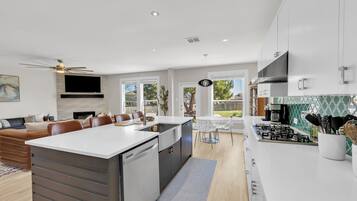 冰箱、微波炉、烤箱、炉灶