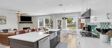 Jääkaappi, mikroaaltouuni, uuni, liesi