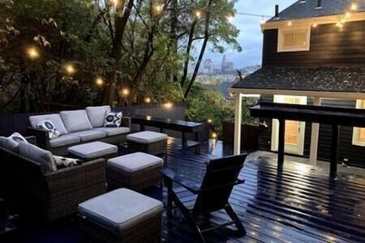 Stylish home overlooking the city, walkable to streetcar!