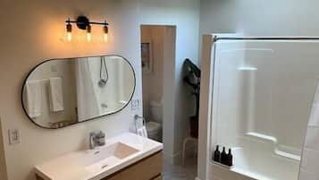 Secadora de cabello, toallas, jabón, shampoo