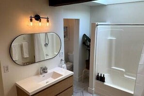 Hair dryer, towels, soap, shampoo - Stylish home with amazing views of downtown (Cincinnati)