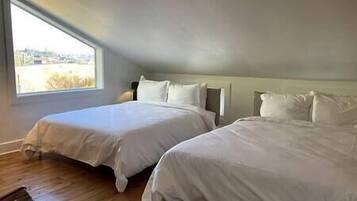 3 bedrooms, iron/ironing board, travel crib, WiFi